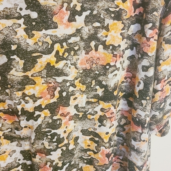 Robert Graham Men's Puzzle Print Camo Short Sleeve V-Neck T-Shirt (Size 3XL) - Picture 6 of 13